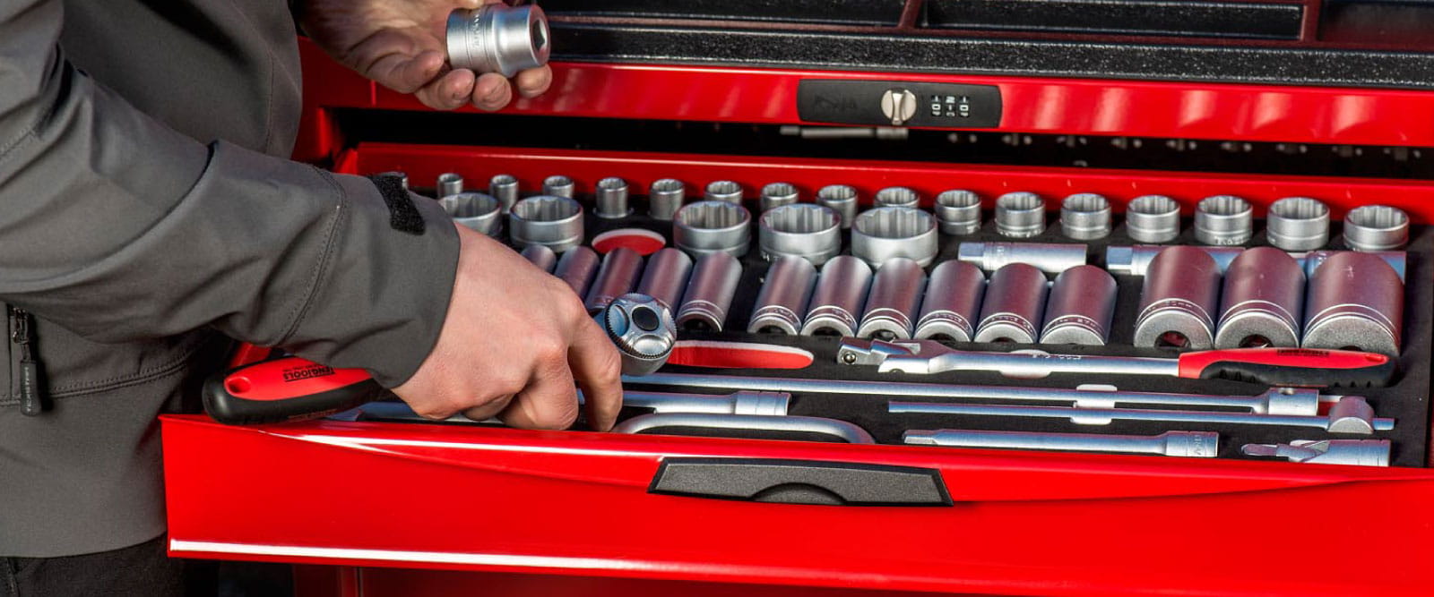 Tööriistakärud ja tööjaamad professionaalsele töökojale